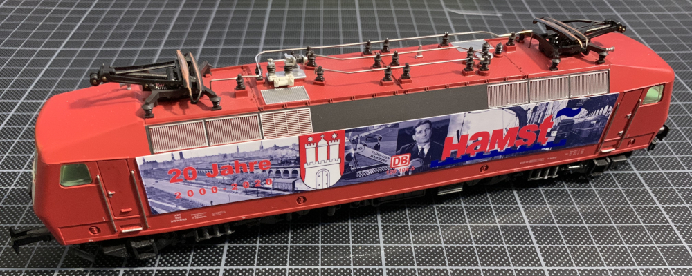 Eine Märklin Lok Baureihe 120 mit einem Design für den 20. Geburtstag des Stammtischs