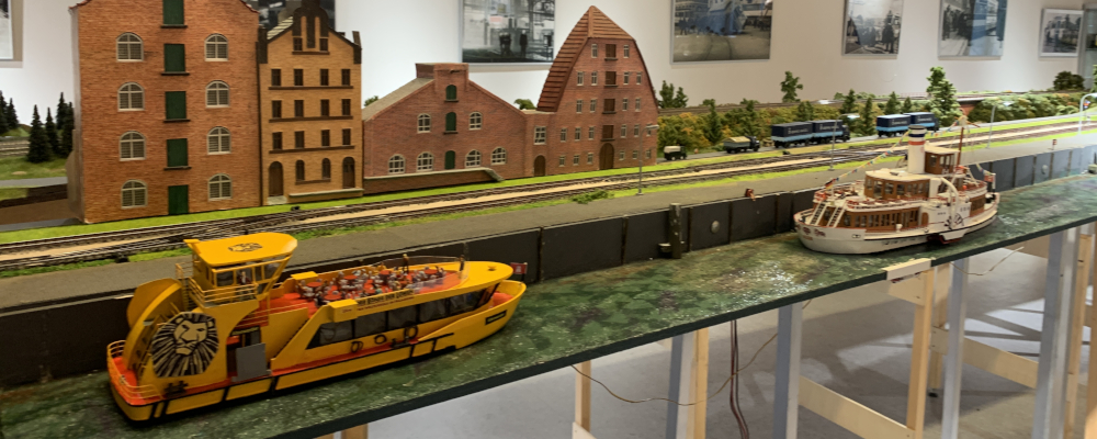 Eine Moderne und eine Historische Hafenfähre auf dem Hafenmodul (Ausstellung im Feuerwehr Museum Norderstedt - März-April 2025).