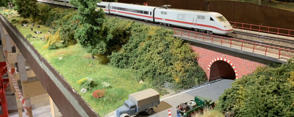 Ein ICE überqueert eine Straßenunterführung während der Ausstellung im Feuerwehr Museum Norderstedt (März-April 2025).